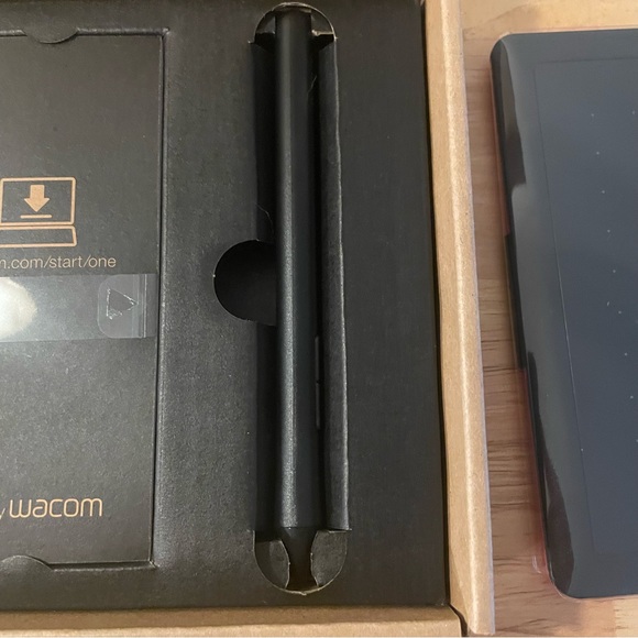 One by Wacom Digital Drawing Tablet Pen Pad - Small - Picture 8 of 10